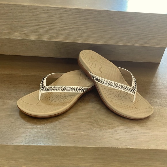 Aetrex Jules Slip On Thong Sandal in Cream - Picture 6 of 6